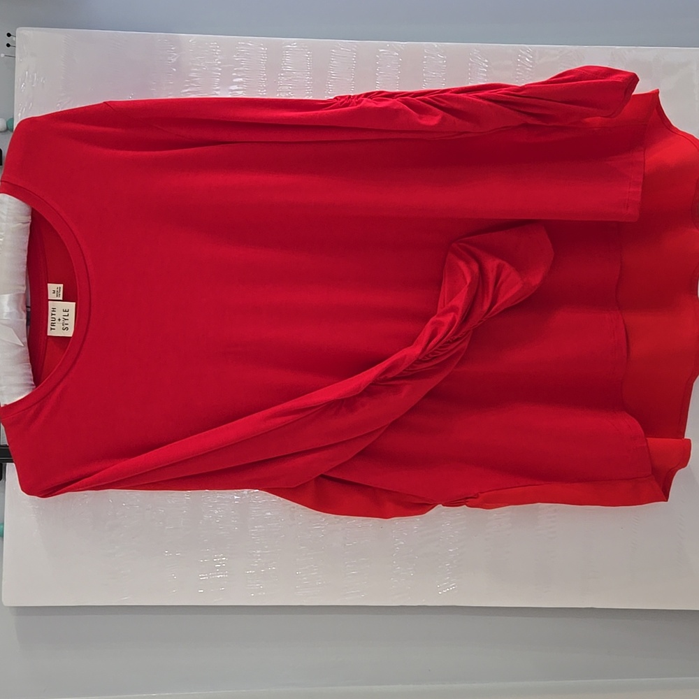 Truth and style women's size medium long sleeve red top new without tags.